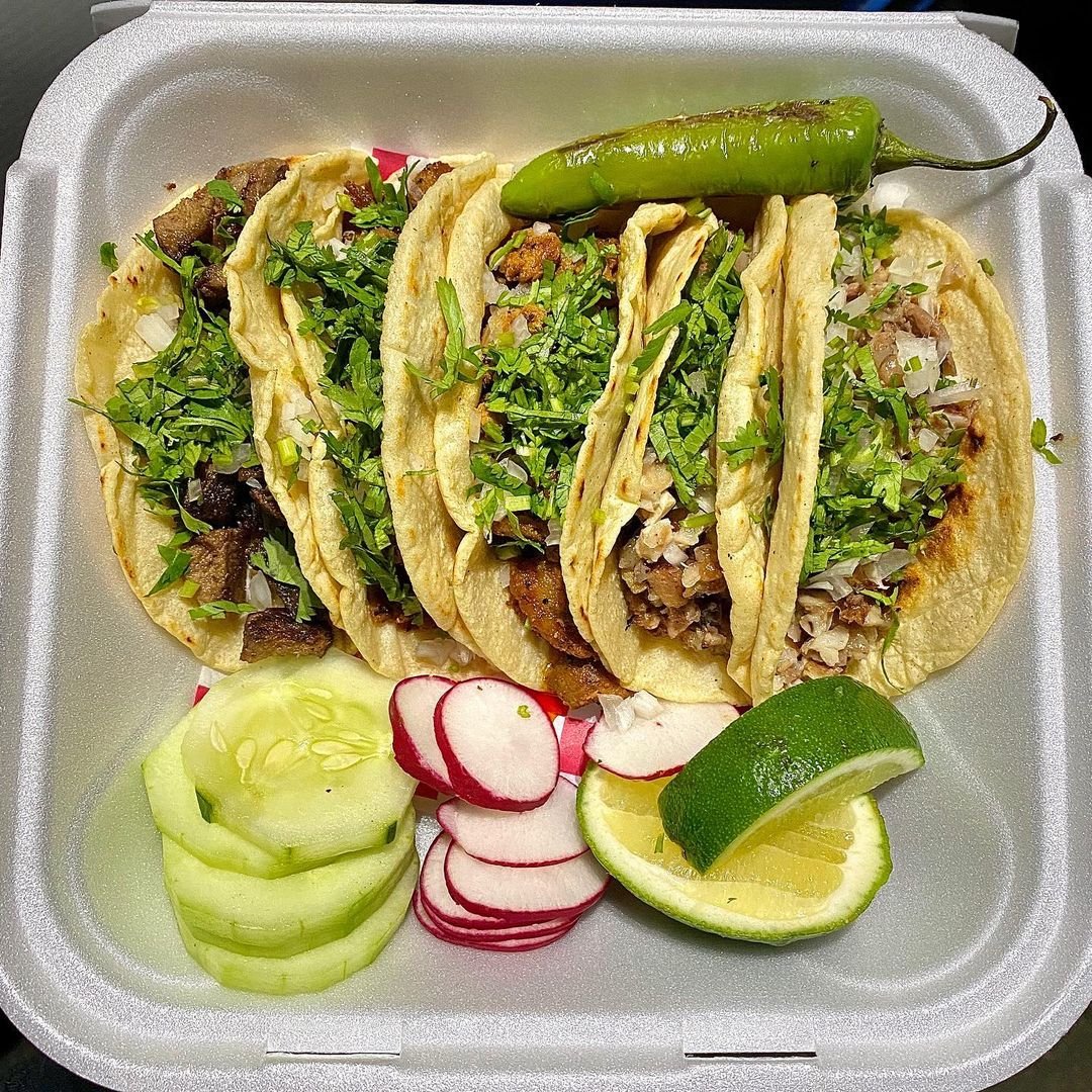 vinos y tacos de carnitas