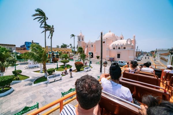 Turistas en Tlacotalpan un pueblito pintoresco en Veracruz